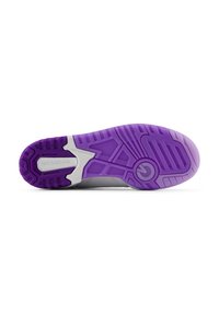 Suola di una scarpa New Balance con battistrada viola e bianco, che mostra modelli di grip testurizzati e il marchio "new balance" sul tallone.