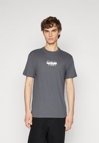 Calvin Klein CUT THROUGH LOGO - T-shirts med print - iron gate