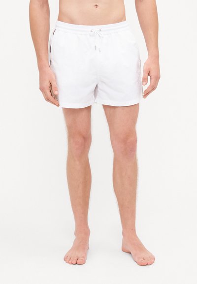 Shorts de bain blancs en matériau léger, dotés d'une taille élastique avec cordon de serrage et de poches latérales.