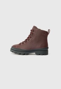 Bottes cheville en cuir marron avec semelle en caoutchouc, présentant un bout rond, un laçage et une languette en boucle au talon pour un enfilage facile.