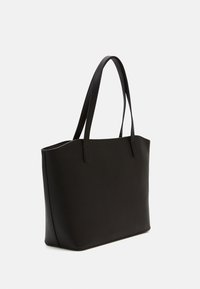 Sac cabas synthétique noir avec une forme structurée, de longues anses et une texture lisse. Caractérisé par un design minimaliste sans aucun élément métallique visible.