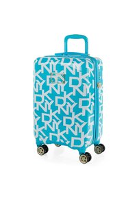 Maleta rígida de color turquesa brillante con letras blancas. Cuenta con cuatro ruedas, un mango retráctil y una placa decorativa con el logotipo.