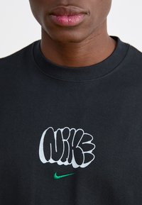 Nike Sportswear SOLO TEE  - Majica kratkih rukava s printom - black/malachite