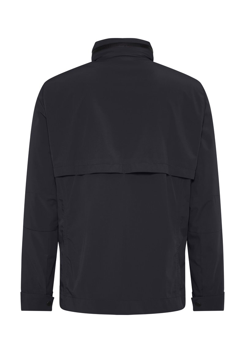 Schwarze wasserdichte Herrenjacke mit hohem Kragen, Rückenschlitz und verstellbaren Bündchen; glatte Textur mit minimalistischem Design.