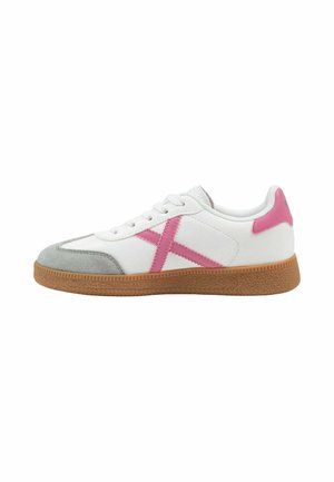Zapatilla blanca con suela de goma, detalles en cuero rosa que incluyen una X en el lateral y una lengüeta en el talón, y ante gris en la zona de los dedos.