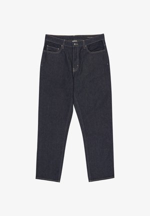 Dunkelblaue Denim-Jeans mit geraden Beinen, Fronttaschen, Gürtelschlaufen und sichtbaren Nähten auf weißem Hintergrund.