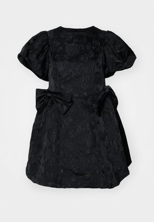 Juoda suknelė su pūstomis rankovėmis, gėlių raštu ir kaspinu liemenyje. Audinys šiek tiek blizga ir turi siuvinėtą raštą.