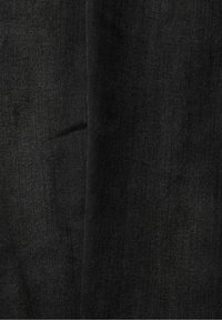 Tela negra con un tejido texturizado, que presenta sutiles variaciones en el tono. El material parece duradero y liviano, con un acabado suave.