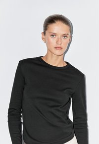 Massimo Dutti LONG SLEEVE WITH ROUNDED HEM - Langærmet T-shirt - black