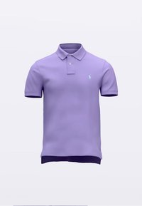 Rövid ujjú, világoslila pamut galléros póló kétgombos gallérral és kis kék logóval a bal mellrészen.