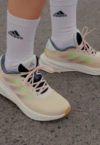 adidas Performance SUPERNOVA STRIDE  - Chaussures de running sur route - crystal sand/green spark/preloved fig