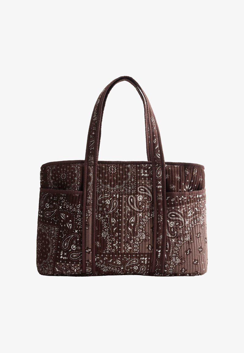 Borsa a tracolla rettangolare marrone trapuntata con stampa paisley, due manici lunghi e tasche laterali esterne.