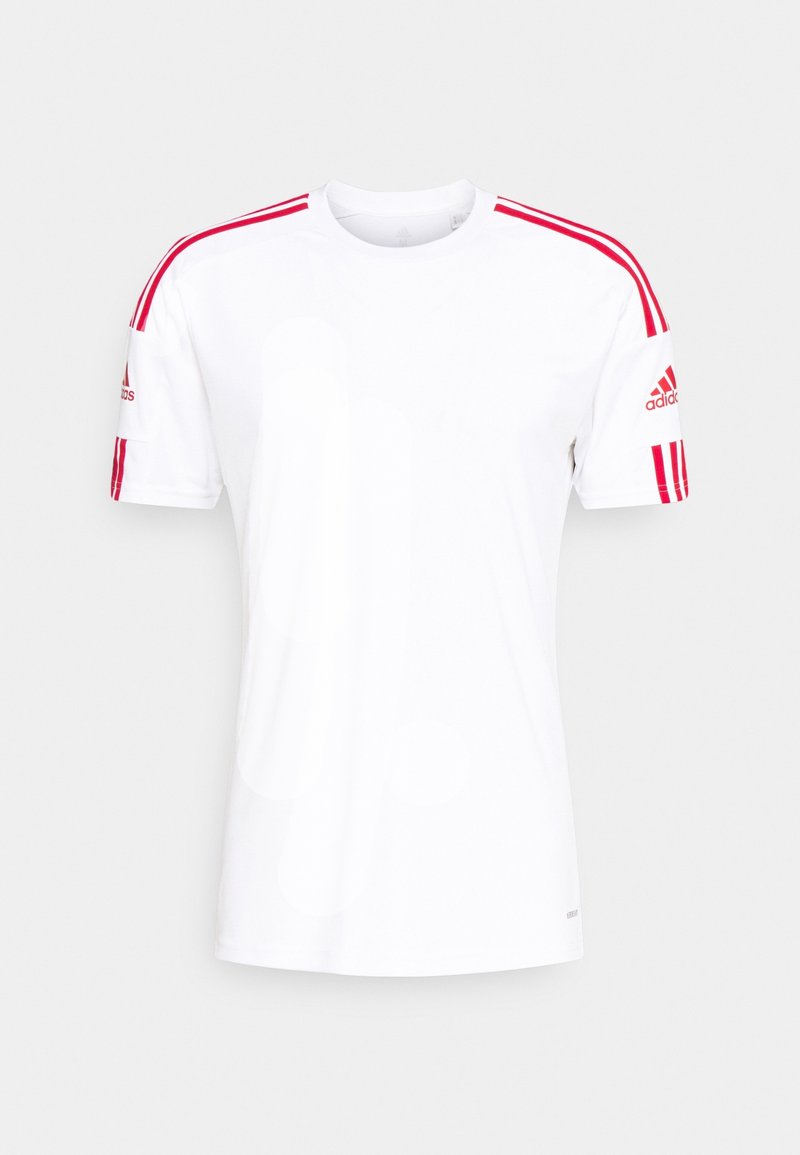 Vit sport t-shirt med röd tre-randsdesign på axlarna och varumärkesdetalj på ärmen; tillverkad av mjukt, lätt tyg.