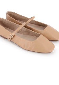 Bailarinas nude hechas de material sintético suave, con punta cuadrada, tira delgada en el tobillo y un pequeño detalle de hebilla cuadrada.