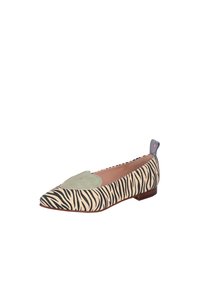 Scarpa piatta con punta appuntita, caratterizzata da un tessuto in stampa zebra beige e nera e un morbido accento in suede verde a forma di cuore sulla punta.