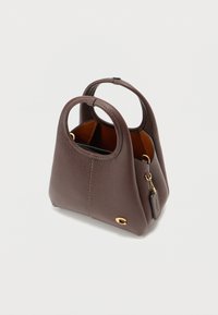 Καφέ δερμάτινη τσάντα χειρός με δύο στρογγυλεμένες λαβές, τσεπάκι με φερμουάρ, χρυσα φινιρίσματα και αντίθετη ταμπά εσωτερική επένδυση. Υφή με εμφανή ραφές.