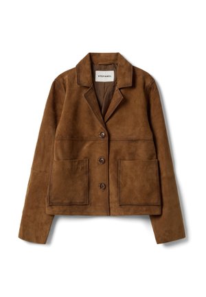 Chaqueta de ante marrón con cuello con muesca, dos bolsillos delanteros y tres botones. Presenta una textura suave y un ajuste a medida.