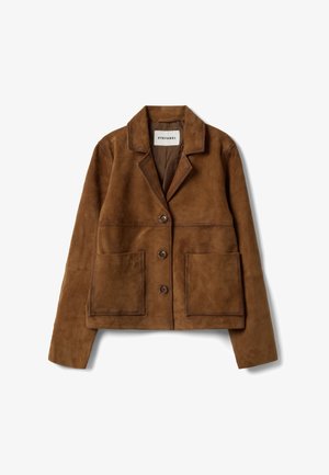 Chaqueta de ante marrón con cuello con muesca, dos bolsillos delanteros y tres botones. Presenta una textura suave y un ajuste a medida.