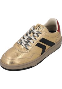 Sneaker dorato con accenti neri e lacci a fantasia. Presenta una tomaia testurizzata, punta arrotondata e un tallone rosso a contrasto. Suola in gomma.