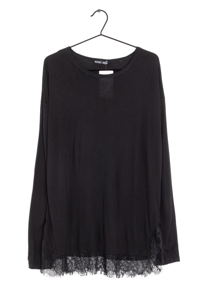 Schwarzes Langarmshirt mit rundem Halsausschnitt, versehen mit einer Spitzenborte und seitlichen Schlitzen. Hergestellt aus einem weichen, glatten Stoff.