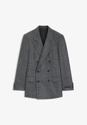 Dvoslojni sivi tweed blazer z zareznimi ovratniki, šestimi črnimi gumbi, žepi z zaponkami in štirimi gumbi na manšetah, položen na ravno belo ozadje.