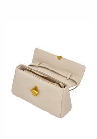 Beige Ledertasche mit strukturierter Form, goldfarbenen Beschlägen und einem Reißverschluss-Innenfach. Texturierte Außenseite und Klappverschluss.