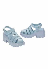 Sandali platform di colore blu chiaro con più cinghie orizzontali, chiusura con fibbia e suola grossa e texturizzata. Realizzati in materiale sintetico resistente.