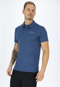 Herre kortærmet polo shirt i mørkeblå, lavet af tekstureret stof, med krave og et logo på brystet.