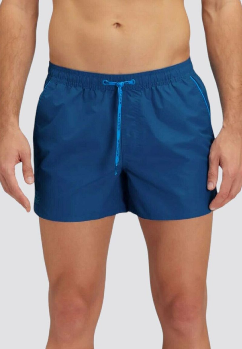 Costumi da bagno blu realizzati in materiale leggero, con una vita elastica, cordino e tasche laterali con cuciture a contrasto.