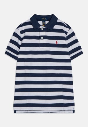 Polo de manga corta a rayas azul marino y blanco con cuello, dos botones y pequeño logo rojo bordado en el pecho izquierdo.