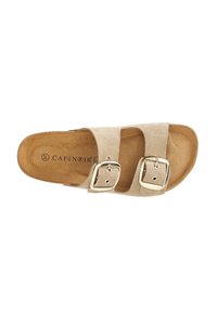 Beige suède sandaal met twee verstelbare banden, uitgerust met gouden metalen sluitingen. Gecontourde voetbed met een gladde textuur en logo-afdruk.
