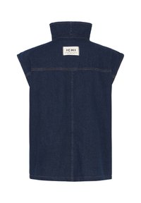 Veste sans manches en denim bleu foncé avec col montant et étiquette rectangulaire blanche indiquant ICHI au centre supérieur du dos.