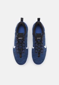 Nike Performance FLEX EXPERIENCE RUN 12 - Chaussures de running sur route - astronomy blue/white/black/hyper crimson