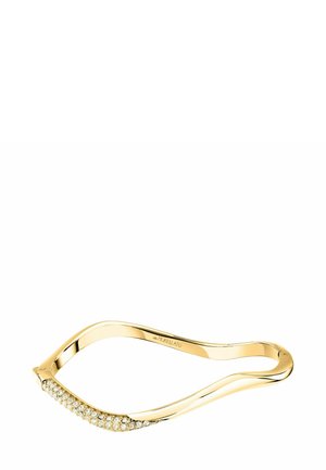 Bracciale tono oro con design curvo e ondulato. Presenta una fila di piccole pietre trasparenti su un lato, finitura liscia e superficie lucida.