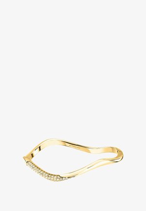 Bracciale tono oro con design curvo e ondulato. Presenta una fila di piccole pietre trasparenti su un lato, finitura liscia e superficie lucida.