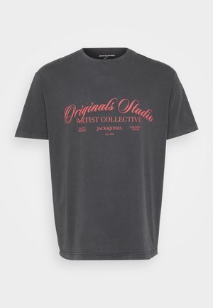 Tricou din bumbac gri închis, cu decolteu rotund și mâneci scurte. Text grafic roșu cuvintește "Originals Studio Artist Collective."