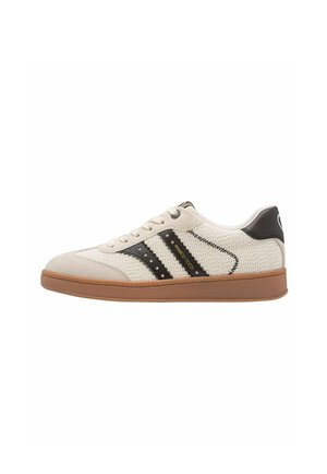 Hvid low-top sneaker med brun sål, sorte striber med nitter og "Marco Tozzi" branding på siden.