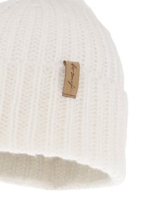 Cappellino bianco lavorato a maglia con texture a coste e banda ripiegata. Presenta un'etichetta rettangolare marrone chiaro con la scritta "Amazing" in corsivo marrone.