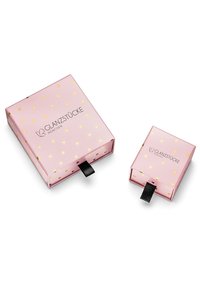 Rosa lådor i två storlekar med gyllene hjärtan och präglad logotyp. Var och en har en svart dragflik för enkel öppning.