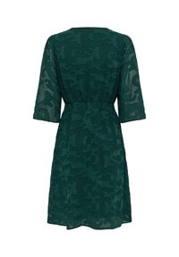 Robe vert foncé longueur genou avec manches trois-quarts en voile et motif texturé floral, avec taille élastique.