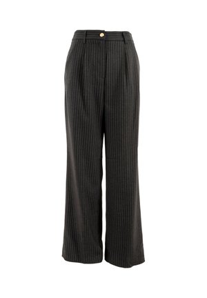 Pantalones de rayas negras hechos de tejido texturizado, con una cintura alta, pliegues, un cierre de botón dorado y un diseño de pierna ancha.