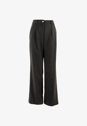 Pantalones de rayas negras hechos de tejido texturizado, con una cintura alta, pliegues, un cierre de botón dorado y un diseño de pierna ancha.