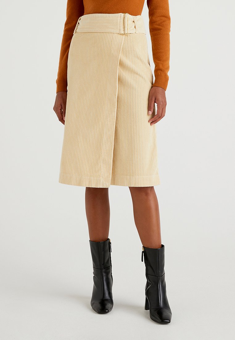 Fustă în formă de A