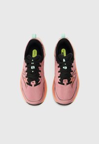 Różowe buty sportowe z oddychającą siateczkową cholewką, czarnymi sznurowadłami i pomarańczową podeszwą. Posiadają miętowozielony uchwyt na pięcie oraz subtelne logo po boku.