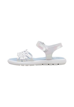 Sandalia blanca para niños con diseño floral recortado en la tira frontal y correa ajustable en el tobillo sobre una suela gruesa y flexible.