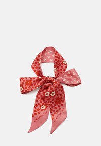 Foulard en soie aux tons rouges et roses, arborant un motif géométrique avec des accents floraux. Noué au centre avec des extrémités longues et fluides, portant un texte de marque.