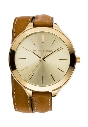 Montre Michael Kors ton or avec cadran soleillé, index fins et bracelet double tour en cuir marron avec coutures blanches.