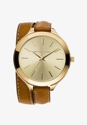 Montre Michael Kors ton or avec cadran soleillé, index fins et bracelet double tour en cuir marron avec coutures blanches.