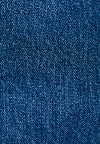 Denim-kangasta rikkaassa sinisessä sävyssä hienolla twill-kudonnalla. Pintarakenteessa on pieniä tekstuurivaihteluita, jotka ovat tyypillisiä korkealaatuiselle denimille.