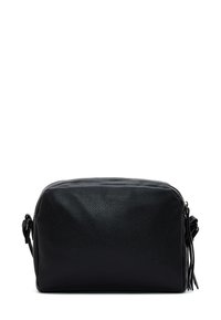 Borsa a tracolla in pelle nera con superficie texturizzata, forma rettangolare, chiusura con zip e tracolla regolabile. Presenta dei pon-pon laterali.